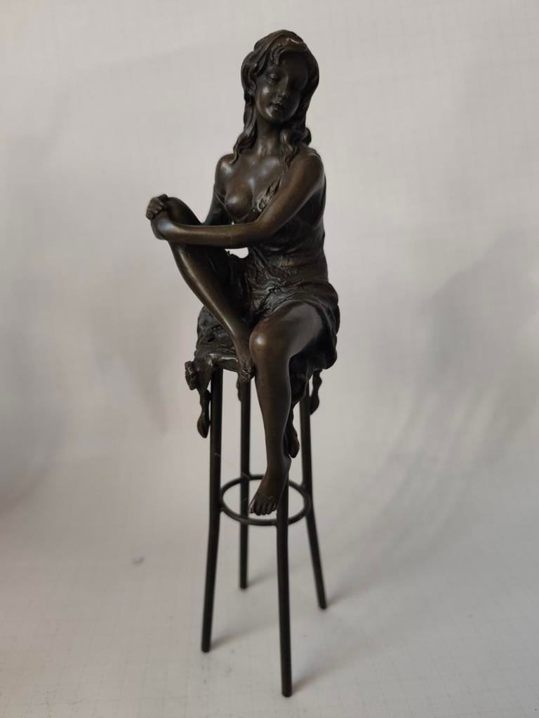 Bronzen sculptuur van een zittende vrouw op een barkruk, Ophalen of Verzenden