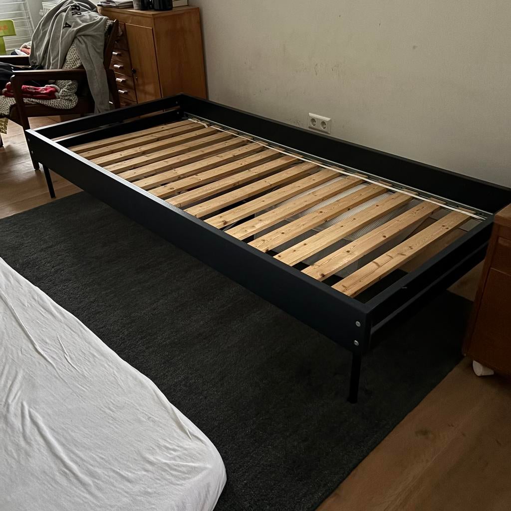 Bedframe eenpersoons, zwart metaal, lattenbodem, Ophalen of Verzenden, Zo goed als nieuw