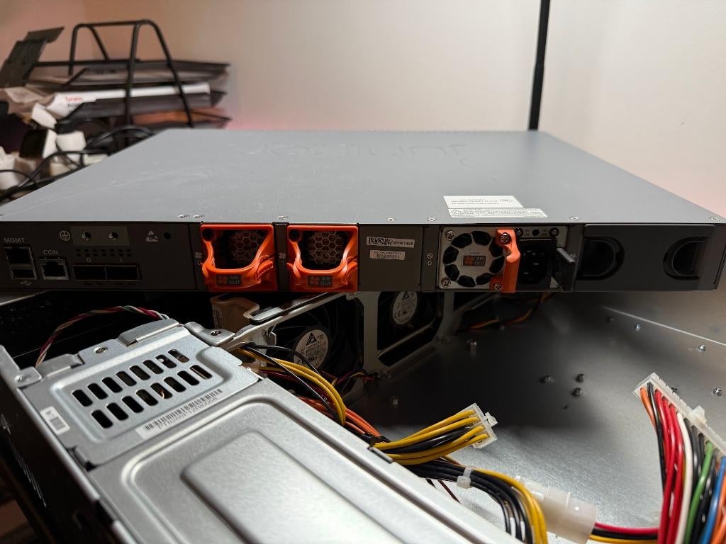 Juniper Networks EX3400-48P 48 poort PoE+ switch, Computers en Software, Netwerk switches, Refurbished, Ophalen of Verzenden