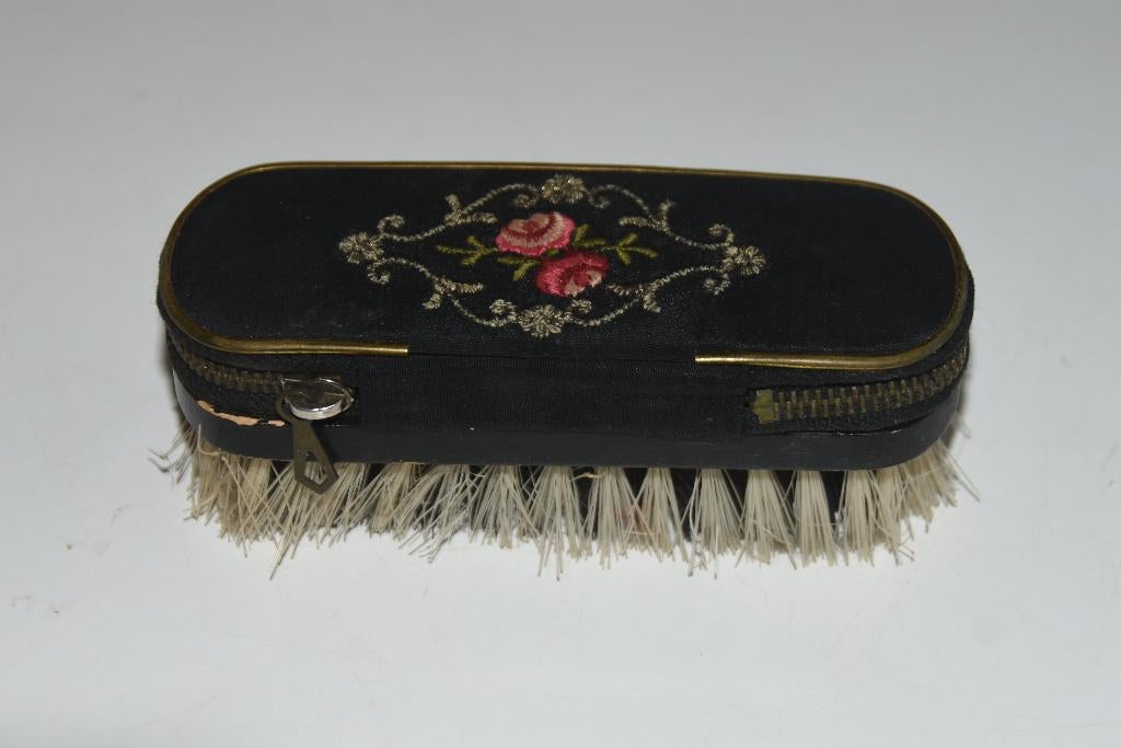 Antieke kledingborstel + nagelgarnituur geborduurde bloemen, Verzenden