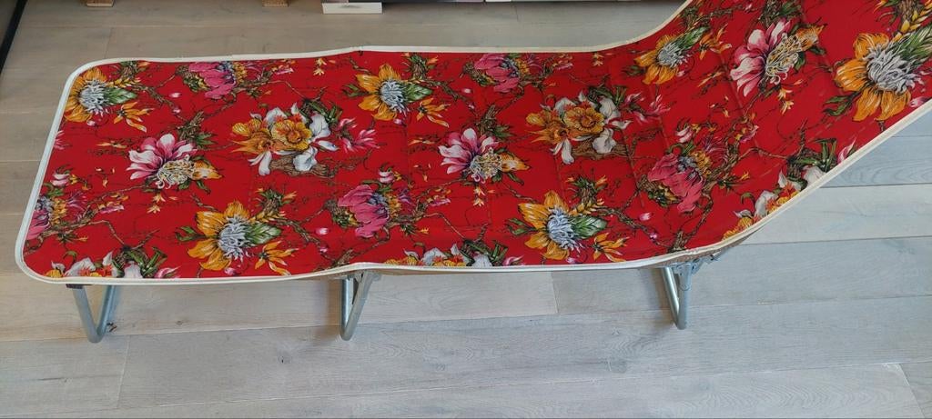 Mooi Vintage inklapbaar stretcher bloemen ligbed / strandbed, Tuin en Terras, Ligbedden, Gebruikt, Metaal, Inklapbaar, Ophalen of Verzenden