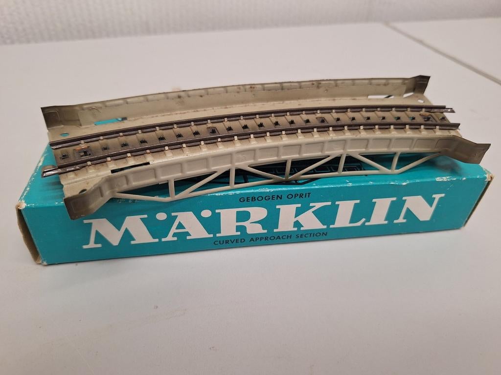 Märklin 7167 Gebogen Oprit, Wisselstroom, Gebruikt, Brug, Tunnel of Gebouw, Ophalen of Verzenden