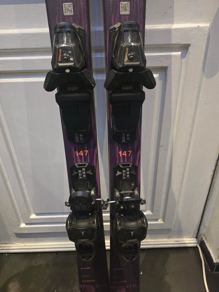 147cm ATOMIC CLOUD Q LTD DAMES CARVE SKIS, 140 tot 160 cm, Ophalen of Verzenden, Zo goed als nieuw, Carve