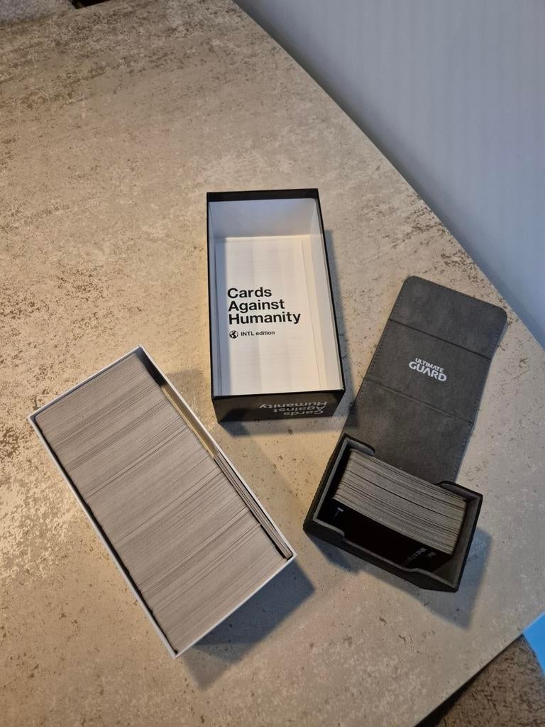 Cards Against Humanity INT + Extra Uitbreidingen, Vijf spelers of meer, Ophalen of Verzenden, Zo goed als nieuw, Cards Against Humanity LLC