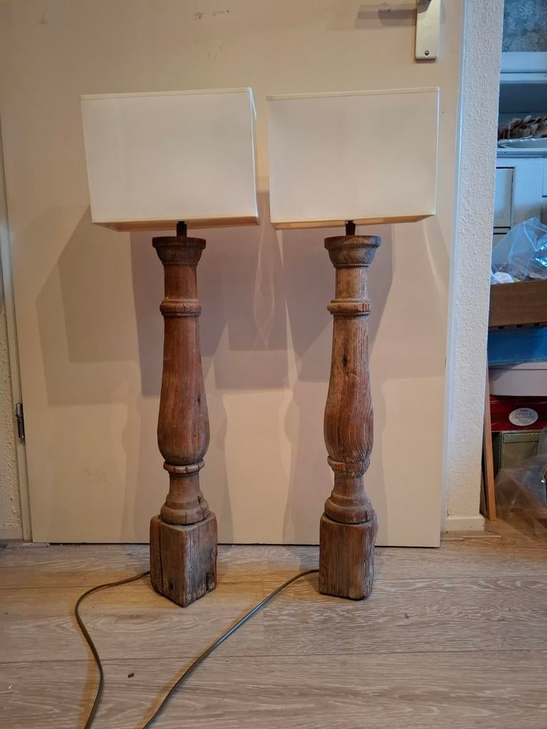 Set van twee houten tafellampen met witte kap, Antiek en Kunst, Ophalen