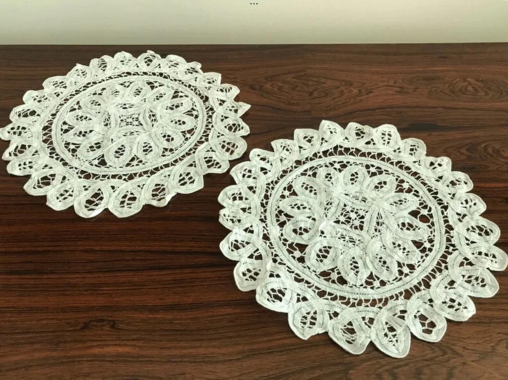 Set van 2 ronde tafel kast doekjes lapjes wit “ kant “, Ophalen of Verzenden