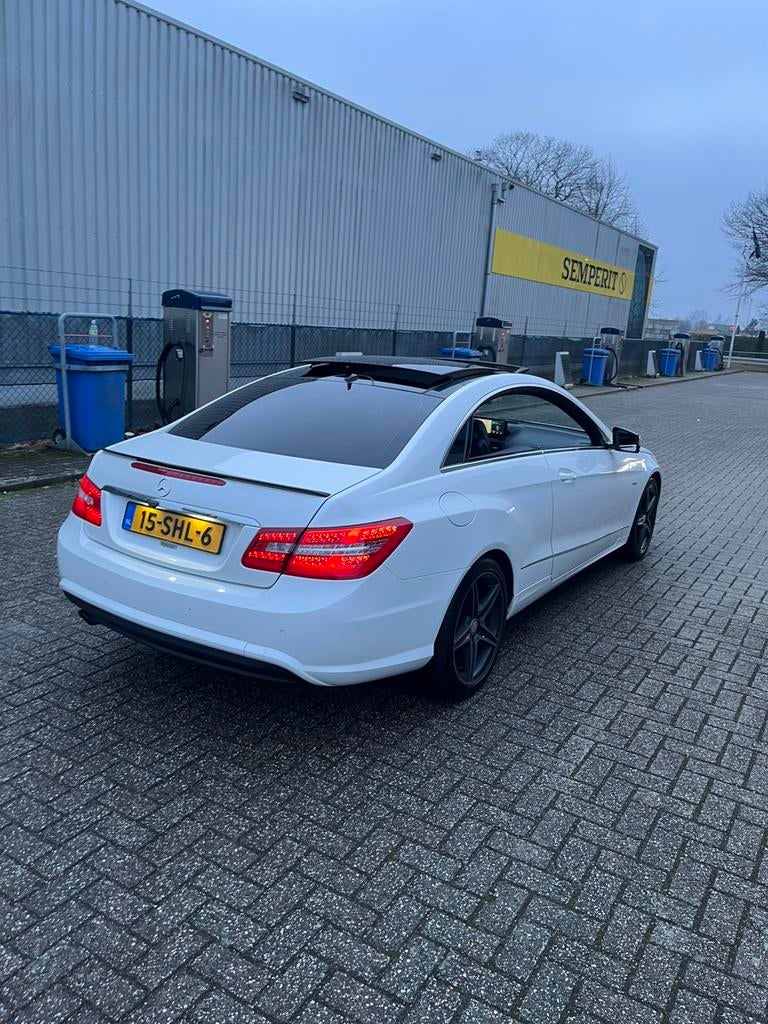 Mercedes-Benz E-Klasse 1.8 E200 CGI Coupe AUT 2010 Wit, Auto's, Achterwielaandrijving, 1800 kg, Zwart, 4 cilinders