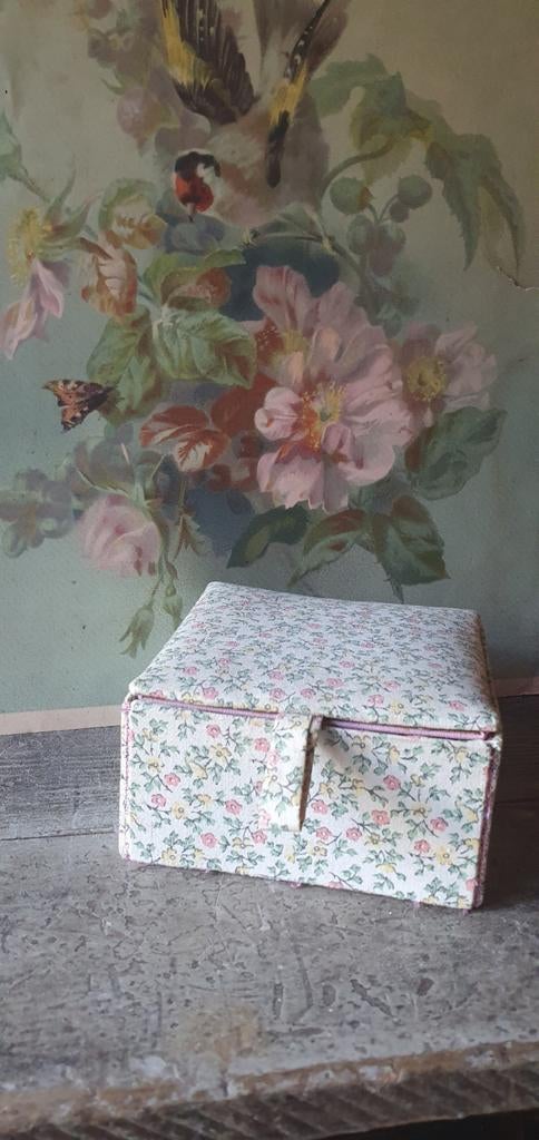 Frans brocante vierkant stoffen doosje, Antiek en Kunst, Curiosa en Brocante, Ophalen of Verzenden