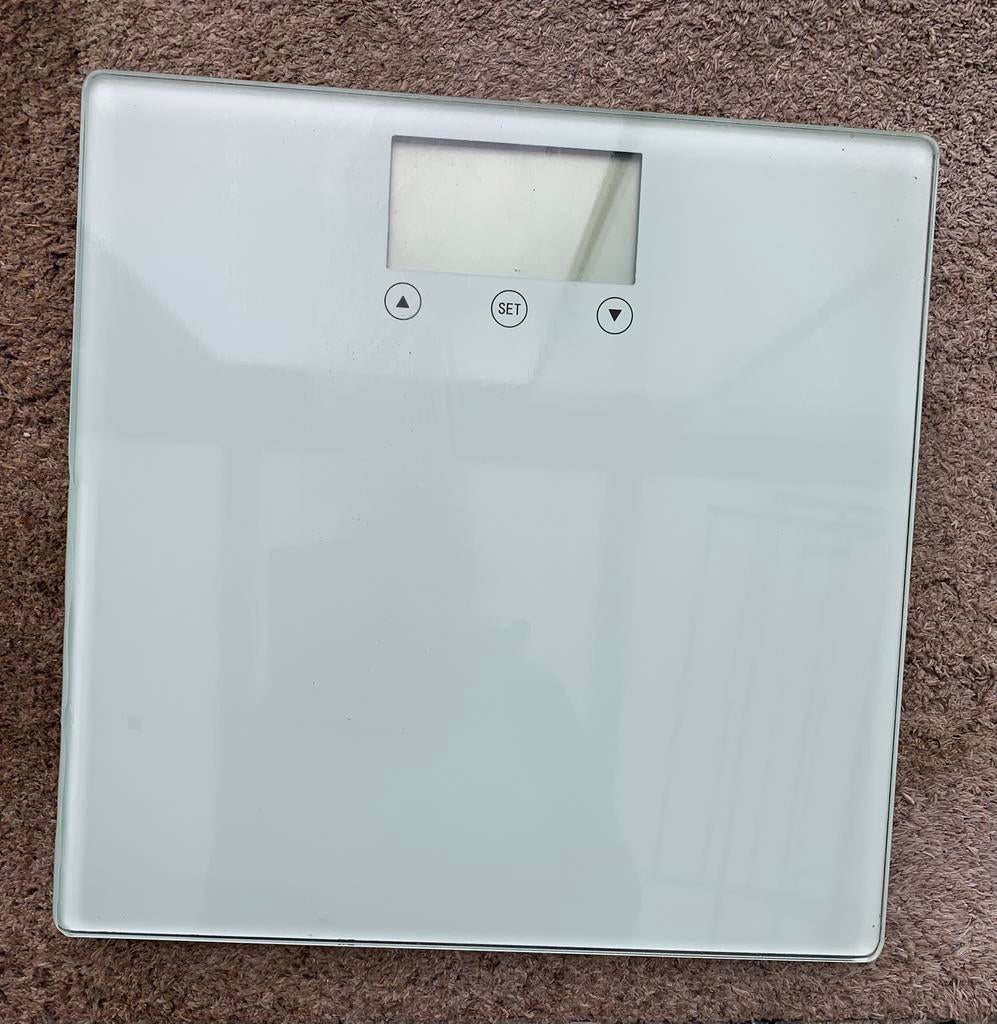 2 weegschalen, 1 met cijfers en 1 digitaal ( op batterijen), 100 kg of meer, Ophalen of Verzenden, Zo goed als nieuw, Personenweegschaal