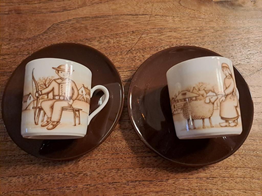 2 vintage Hollandse Klederdrachten kop en schotels,  Beiers, Ophalen of Verzenden, Zo goed als nieuw, Overige stijlen, Kop(pen) en/of Schotel(s)