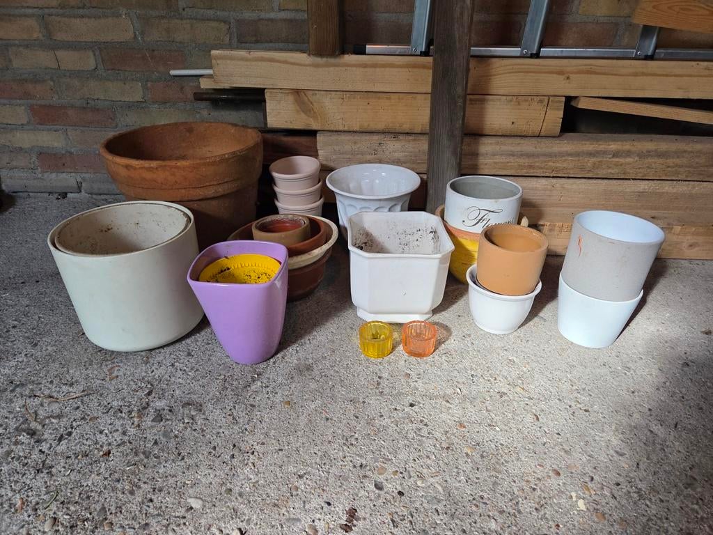 Gratis!! Verschillende bloempotten en plantenbakken, Tuin en Terras, Kunststof, Gebruikt, Minder dan 30 cm, Rond