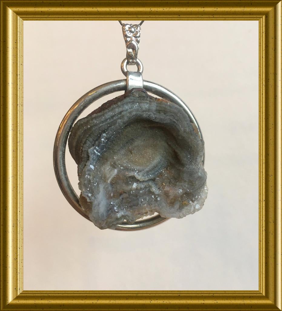 Mooie hanger met edelsteen/ mineraal, Naturkunst, Ophalen of Verzenden, Overige materialen, Hanger, Met edelsteen