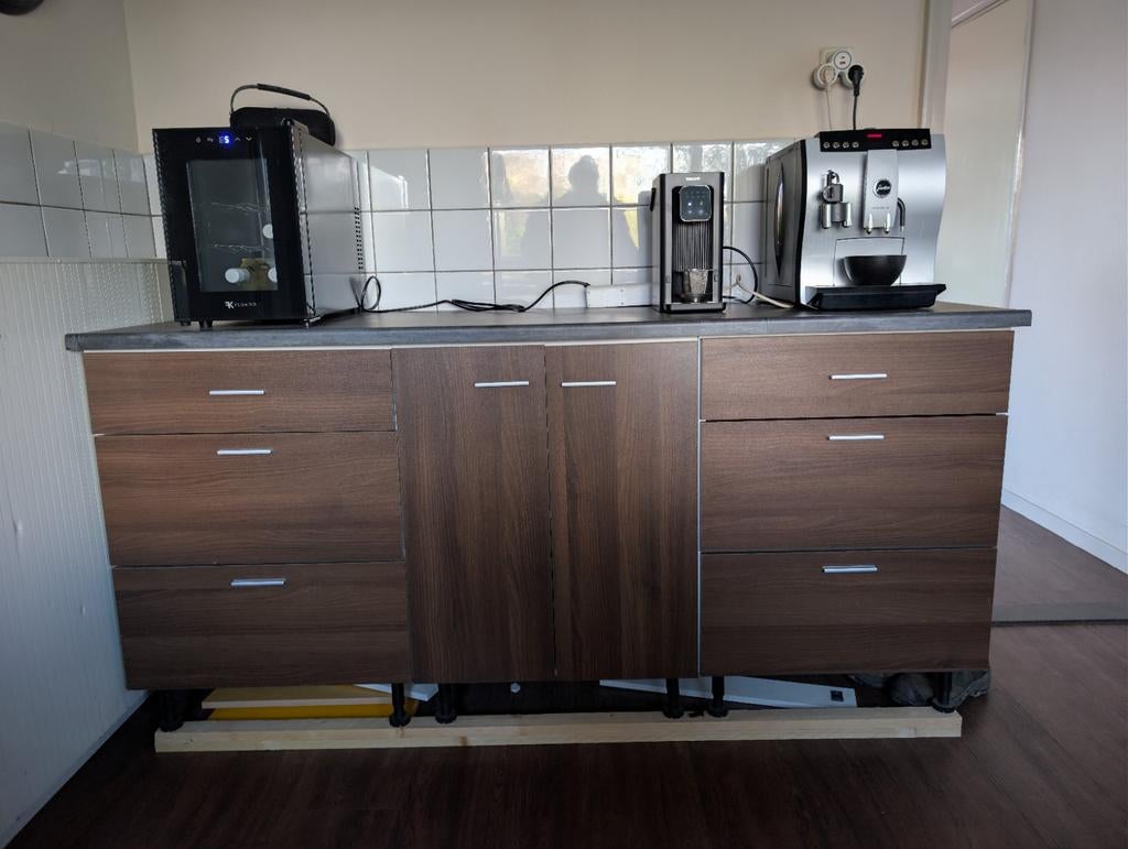 Compact keukenblok met veel opbergruimte, Ophalen, 150 tot 200 cm, Bruin, Zo goed als nieuw