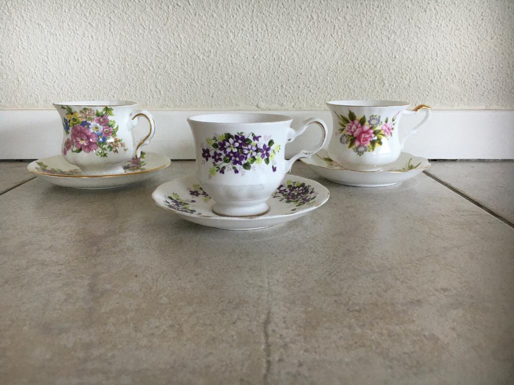 Kop en schotel Royal Castle Queen Anne Royal Ascot porselein, Antiek en Kunst, Antiek | Porselein, Ophalen of Verzenden