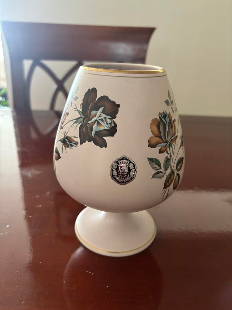 Flora Keramiek Gouda Holland Gracia Vaas met Bloemen, Antiek en Kunst, Ophalen