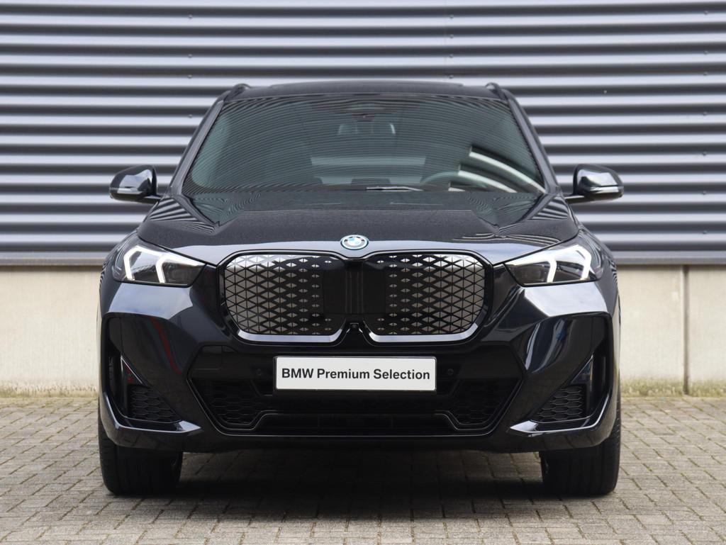 BMW iX1 eDrive20 | M Sportpakket Pro | Panodak | Head-Up | T, Zwart, 204 pk, 474 km, SUV of Terreinwagen