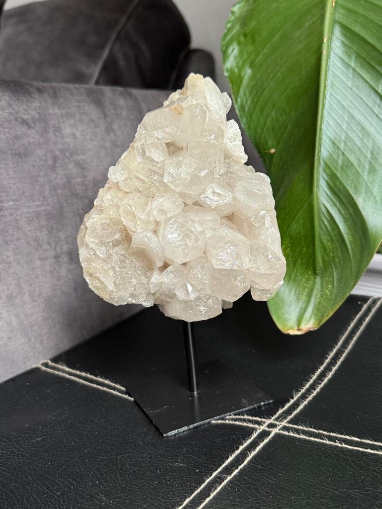 Prachtige bergkristal op standaard 1,5 KG, Ophalen of Verzenden, Mineraal