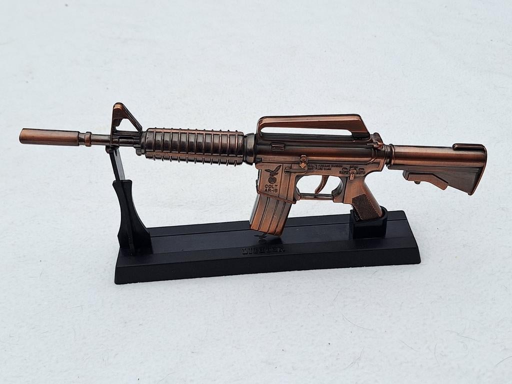 Colt AR-15 geweer aansteker op standaard, Verzamelen, Overige Verzamelen, Ophalen of Verzenden