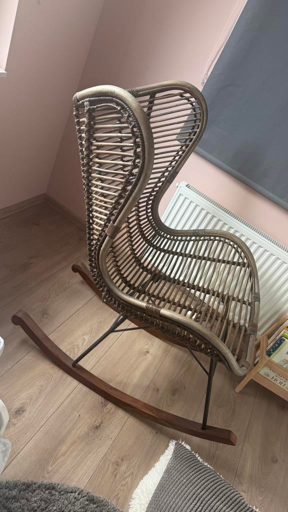 Rotan schommelstoel, Huis en Inrichting, Stoelen, Ophalen, Zo goed als nieuw, Bruin, Eén