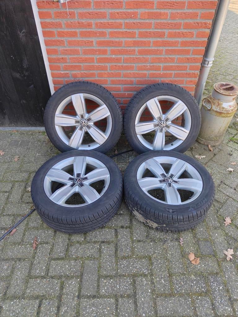 Volkswagen winter wielset met All-Season Banden 215/55/17, Ophalen, Banden en Velgen, 17 inch, All Season