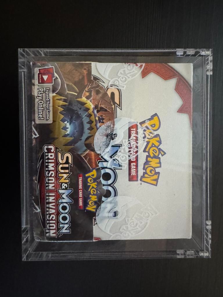 Pokémon sun&moon crimson invasion booster box incl acryl, Hobby en Vrije tijd, Verzamelkaartspellen | Pokémon, Ophalen of Verzenden