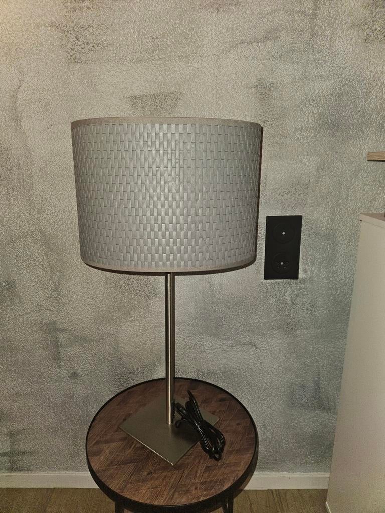 Moderne tafellamp met grijze kap, Ophalen, 50 tot 75 cm, Zo goed als nieuw, Stof