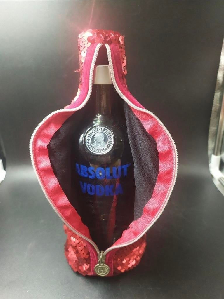 Absolut Vodka fles in rode pailletten hoes, Ophalen of Verzenden, Gebruikt