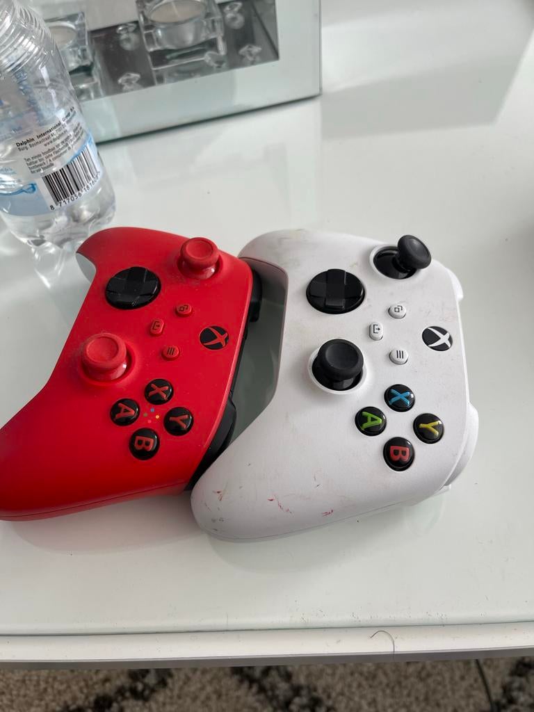 2x Xbox Wireless Controllers (Rood & Robot Wit), Spelcomputers en Games, Spelcomputers | Xbox | Accessoires, Gebruikt, Ophalen of Verzenden