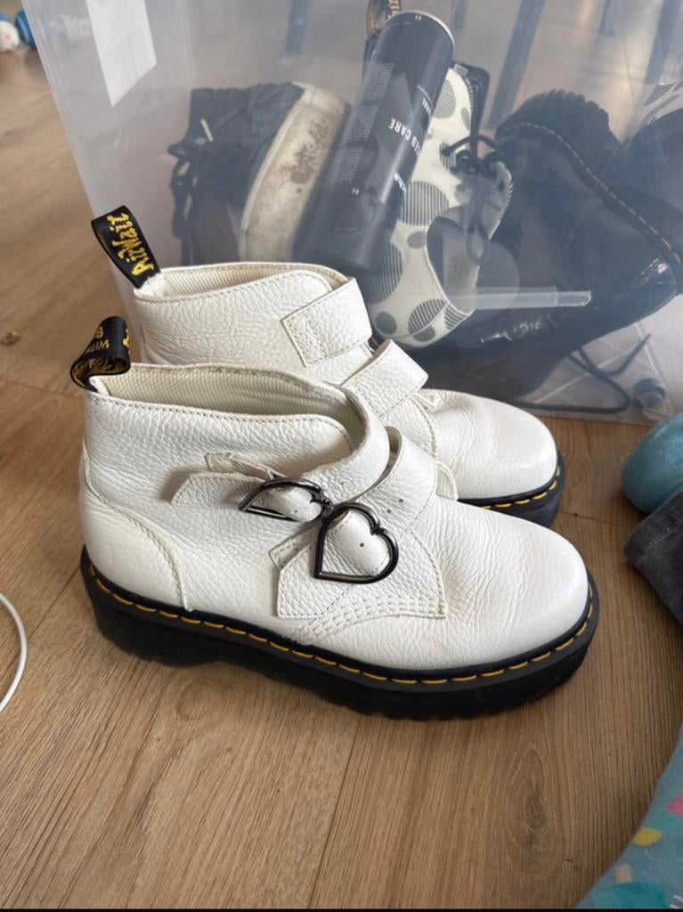 Mooie dr martens devon heart white maat 40, Kleding | Dames, Schoenen, Ophalen of Verzenden, Zo goed als nieuw, Wit