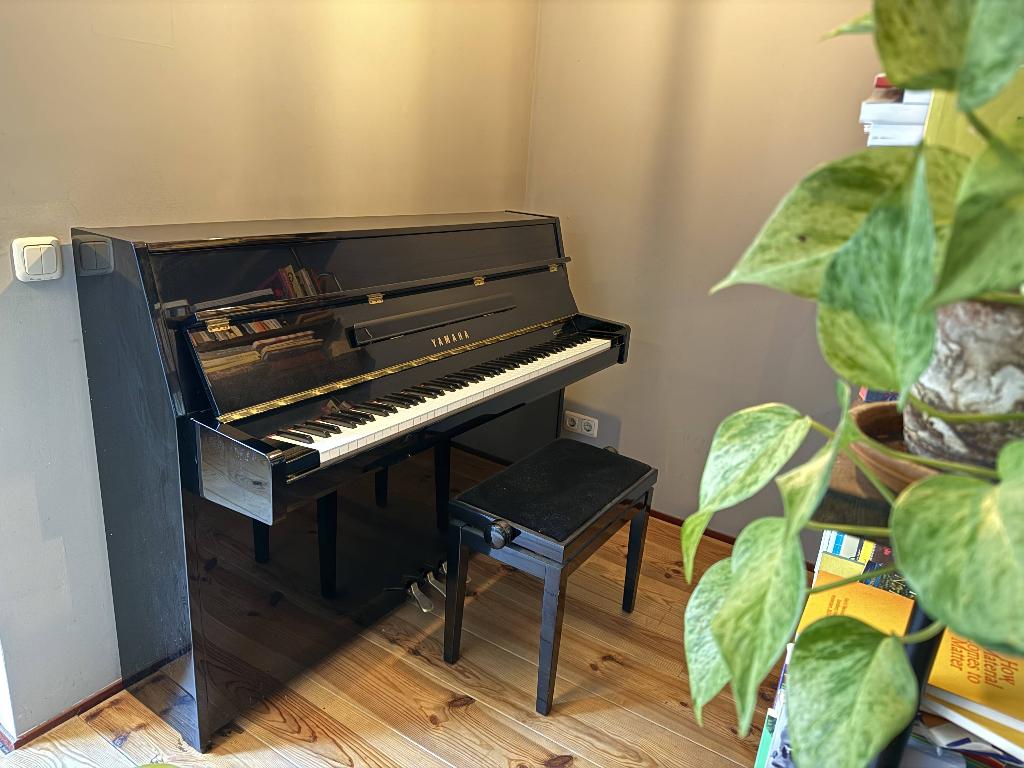Mooie en eenvoudige Yamaha-piano met echte snaren, Ophalen, Gebruikt, Zwart, Piano