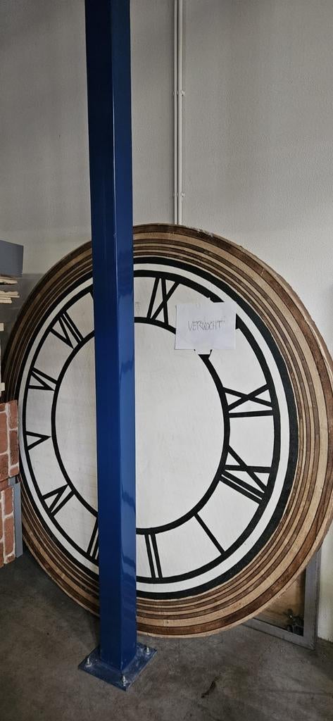 Grote klok met Romeinse cijfers en piepschuim cijfers, Ophalen