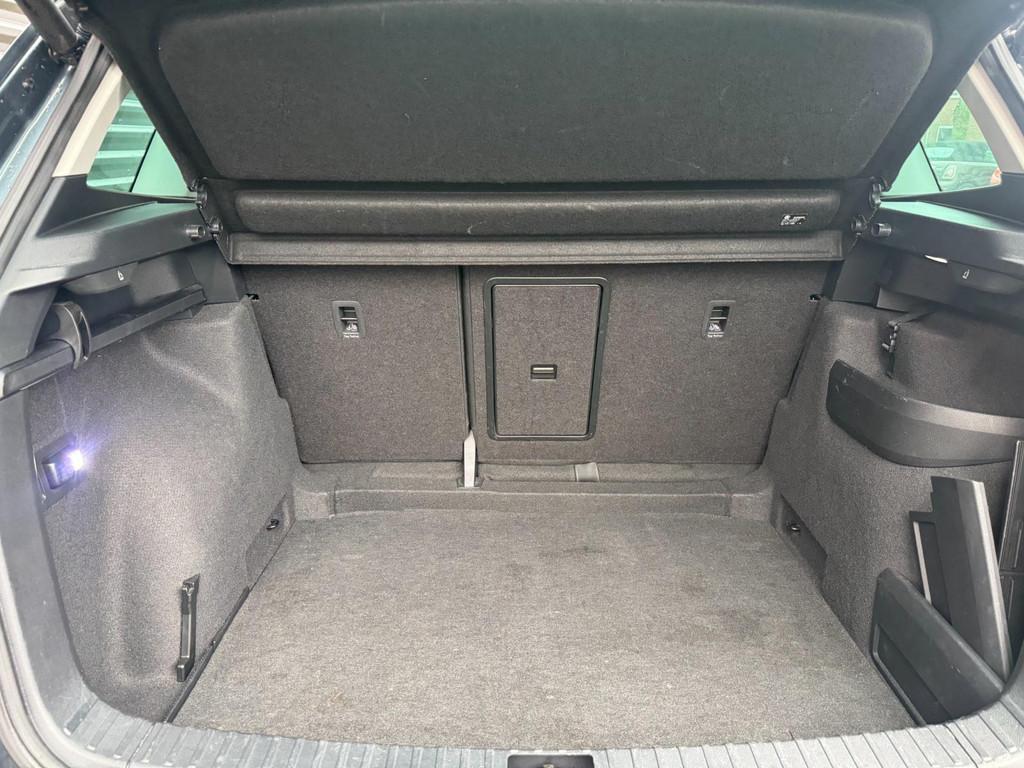 Skoda Karoq Sportline Business | Pano | Adaptive LED | ACC |, 4 cilinders, 150 pk, Bedrijf, 690 kg