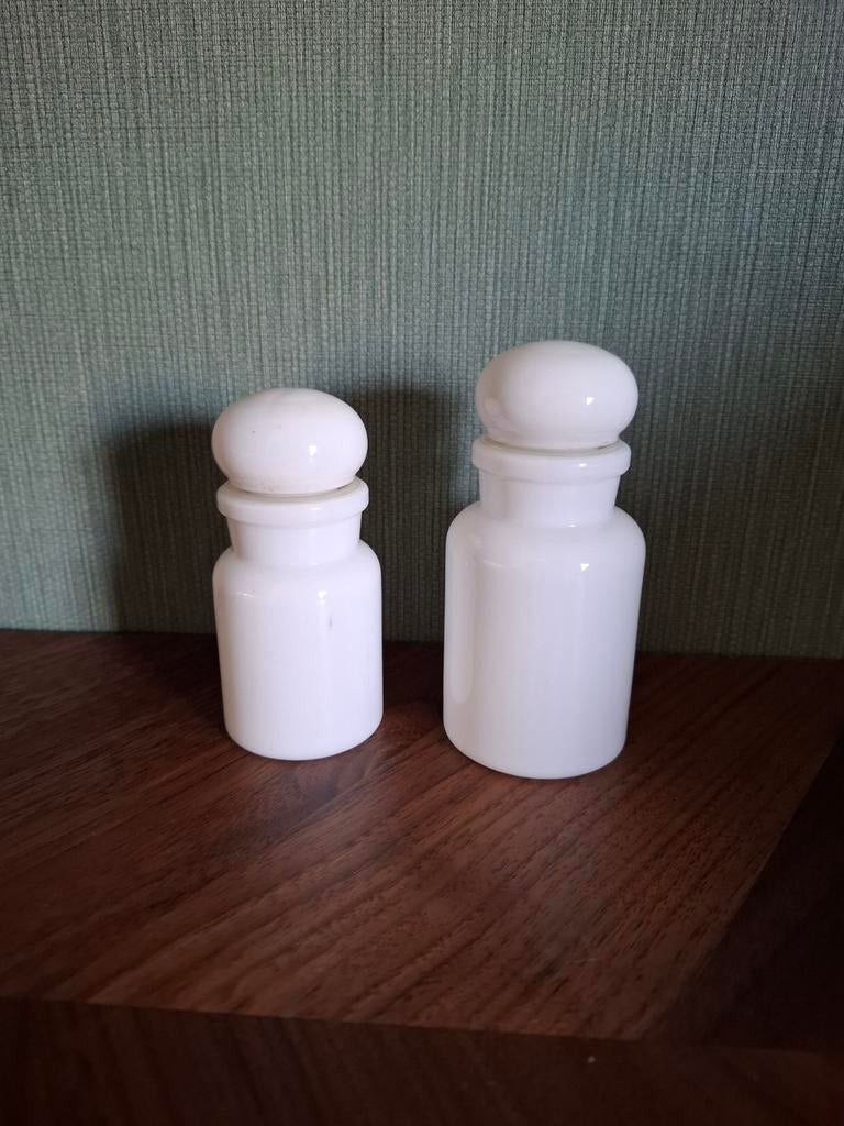 Set van 2 vintage witte melkglas apothekerspotten. Belgisch., Ophalen of Verzenden