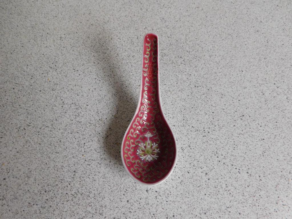Rijstlepel 14 cm. Rood Mun Shou Made in China, Antiek en Kunst, Ophalen of Verzenden