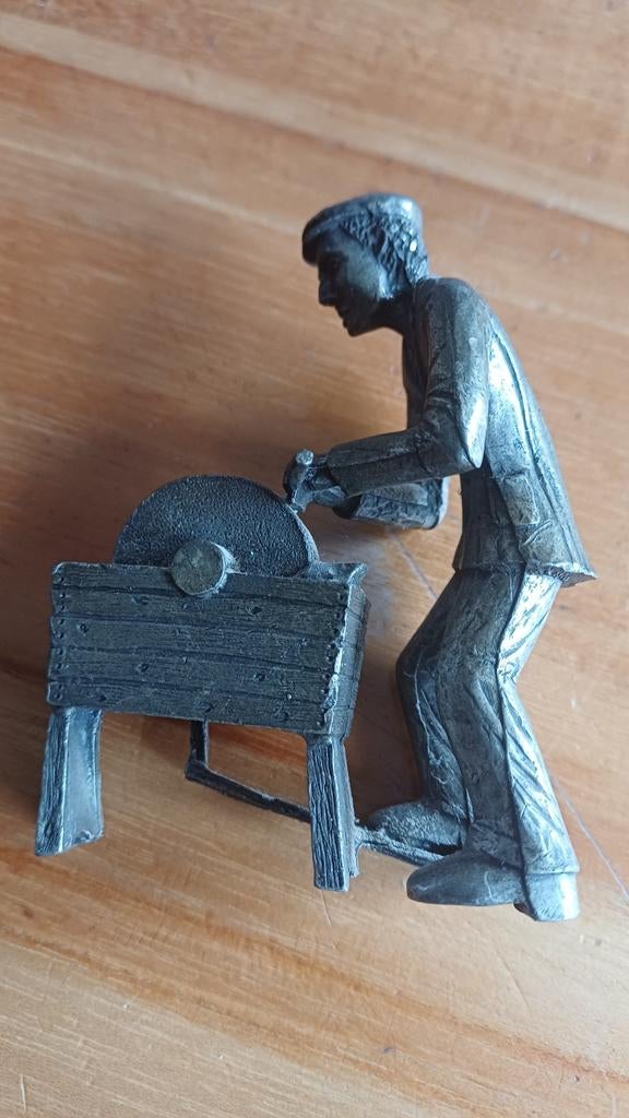 Tinnen beeldje: De Messenslijper - Ambachtelijk figuur, Ophalen of Verzenden