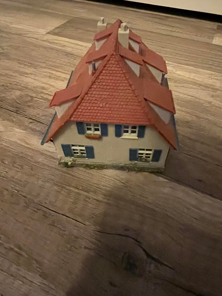 Leuk modelspoor huisje schaal H0 - Decoratie/Modelbaan, Hobby en Vrije tijd, Modeltreinen | H0, Ophalen, Gebruikt, Brug, Tunnel of Gebouw