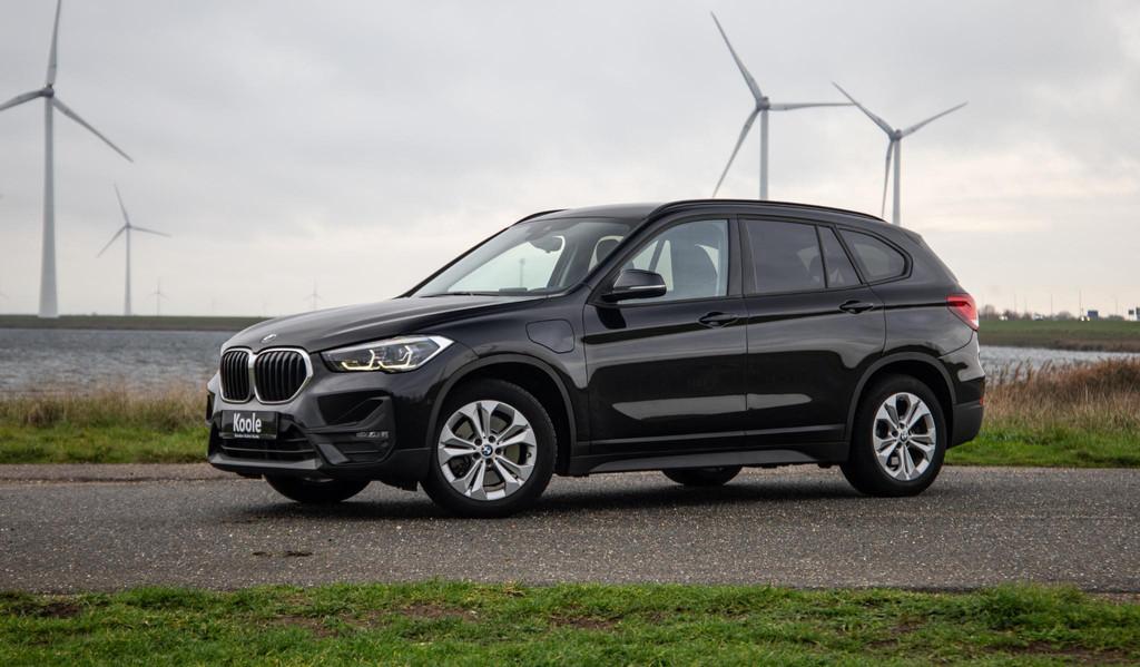 BMW X1 xDrive25e Executive CAMERA / CARPLAY / HEAD UP DISPLA, Gebruikt, Lichtsensor, Zwart, Vierwielaandrijving