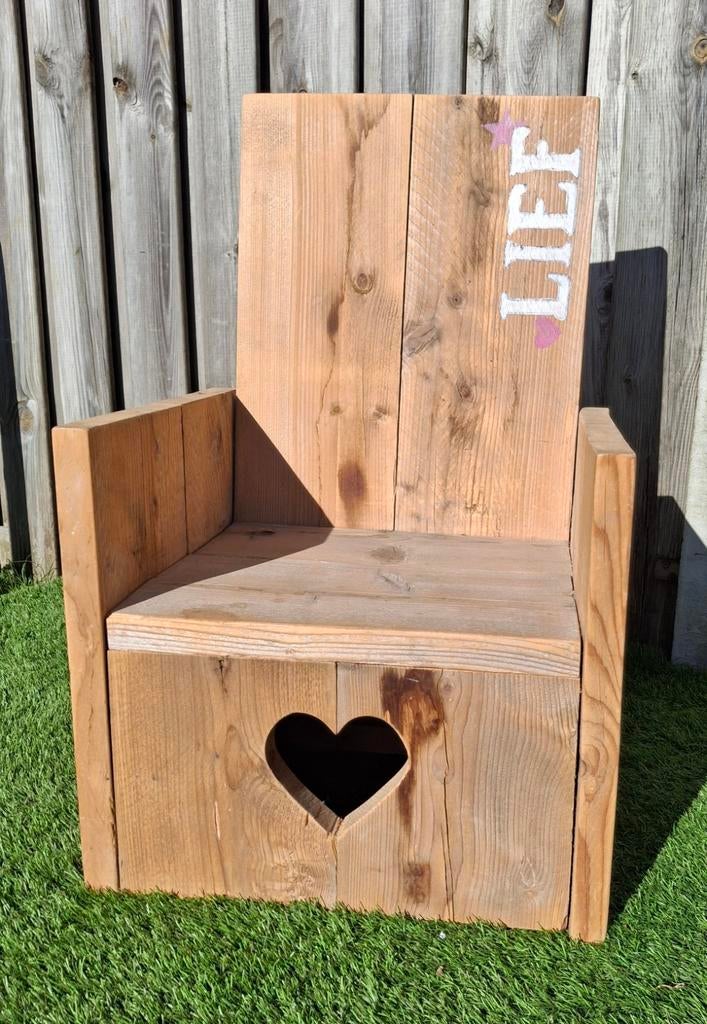 Steigerhouten kinderstoel met hartje en 'LIEF' opdruk, Kinderen en Baby's, Kinderstoelen, Overige typen, Ophalen