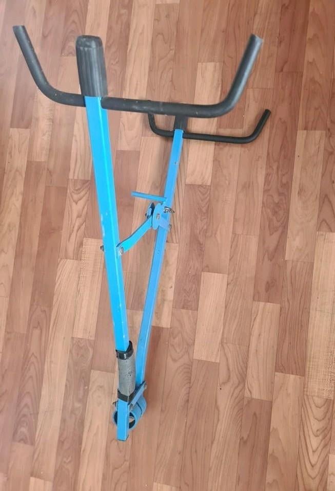 Blauw fietsenrek voor op de trekhaak, Ophalen