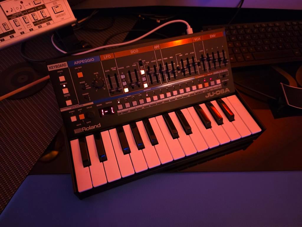 Roland JU-06A Boutique + K-25M keyboard, met verpakking, Ophalen of Verzenden, Zo goed als nieuw, Overige aantallen, Roland
