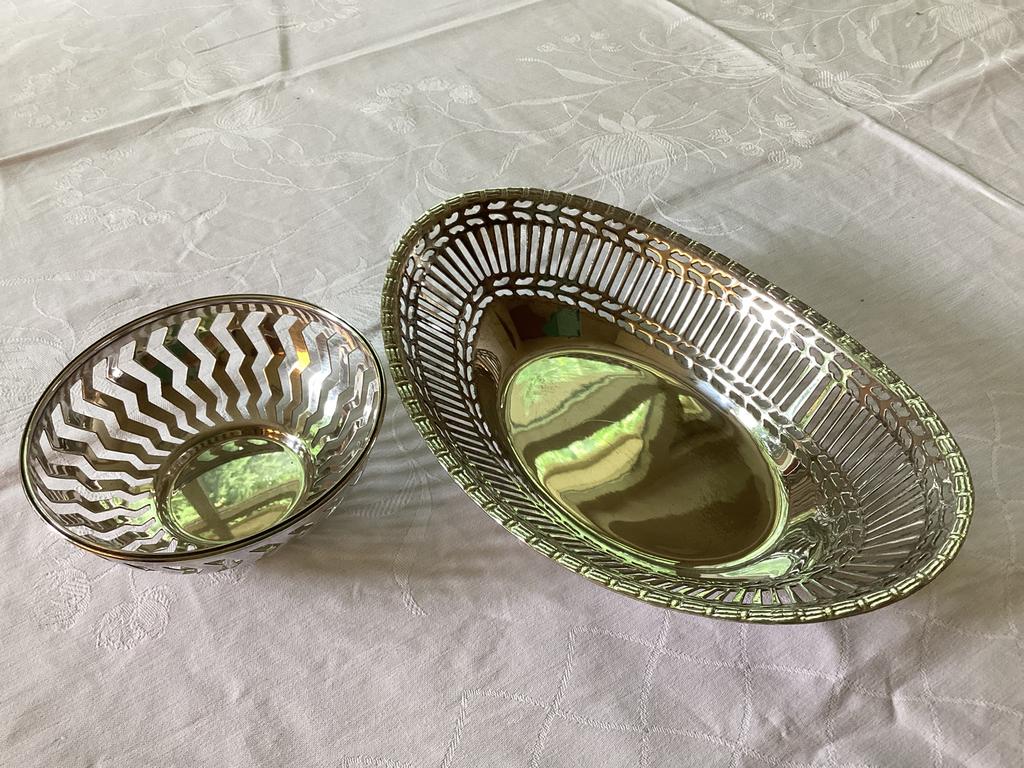 2 Schalen met Open Ajour Sierrand. Verzilverd. 1960-70., Antiek en Kunst, Ophalen of Verzenden
