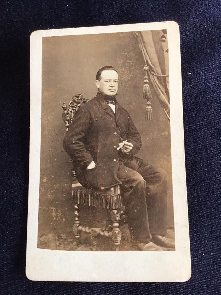 CDV, Man sigaar, E. STEFFEN, ENSCHEDE, zeer oud, dun karton, Ophalen of Verzenden, Voor 1940, Gebruikt, Foto