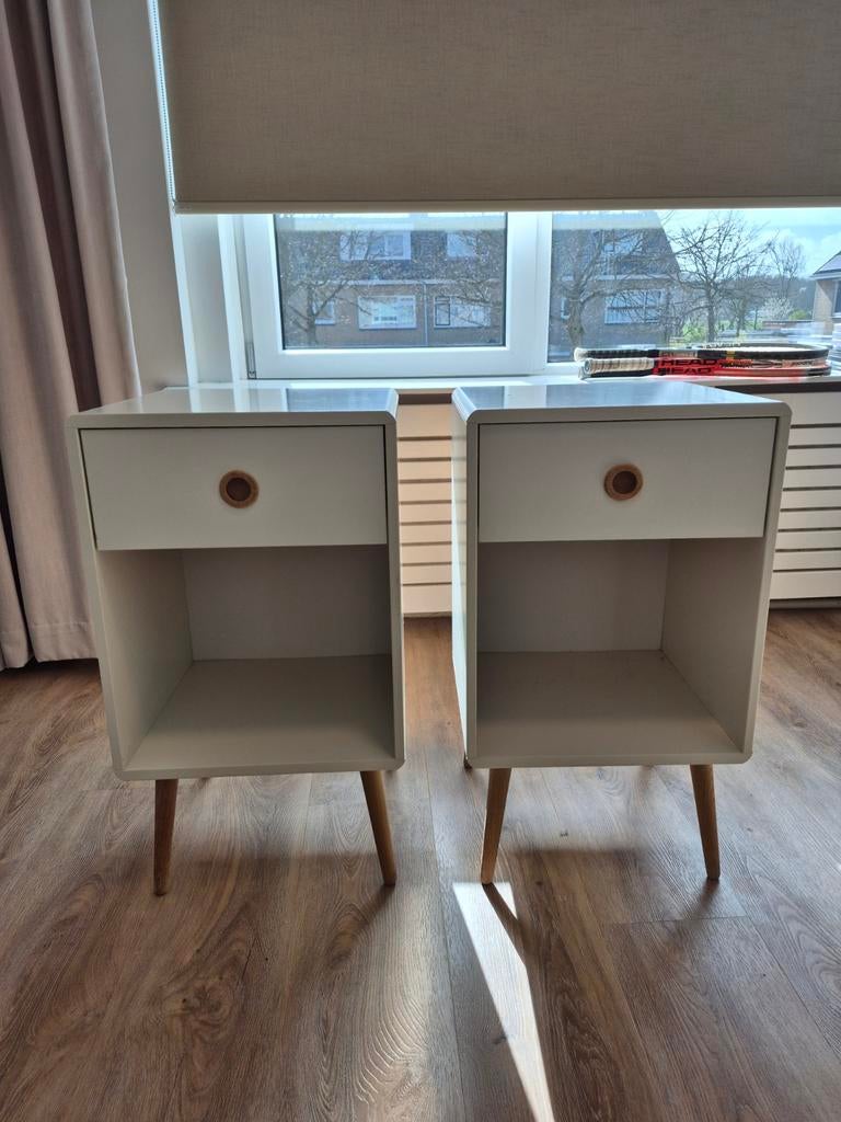 Twee moderne nachtkastjes - 40x40x74cm, Ophalen