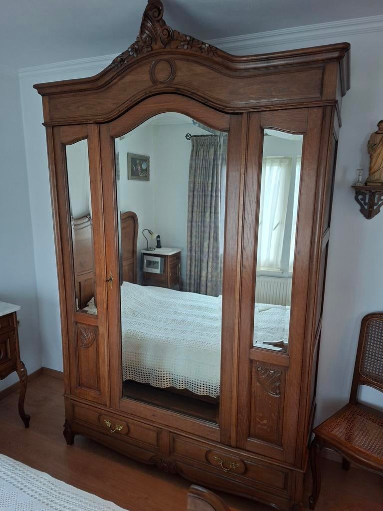 Antieke kast met geslepen spiegels en houtsnijwerk, Ophalen of Verzenden