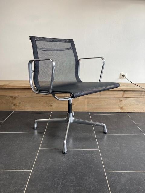 9 Vitra Eames EA 108 stoelen, aluminium, zwart netweave, Huis en Inrichting, Stoelen, Vitra, Gebruikt, Zwart, Design