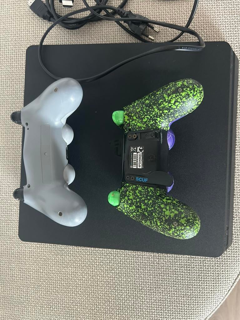 PlayStation 4 Slim 500GB met 2 controllers (incl. Scuf) + 4, 2 spelers, Ophalen, Gebruikt