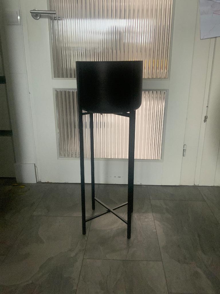 Bloempot op poten zwart, Gebruikt, Rond, Ophalen of Verzenden, Minder dan 25 cm