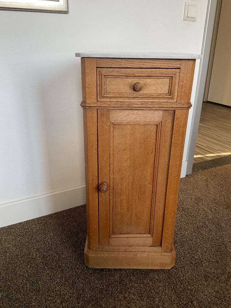 Smal antiek nachtkastje, licht eiken met wit marmer plaat, Ophalen