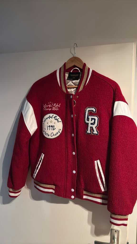 Baseball jack rood. COLOURFUL REBEL. MAAT M, Kleding | Dames, Jassen | Winter, Ophalen of Verzenden, Gedragen, Maat 38/40 (M)