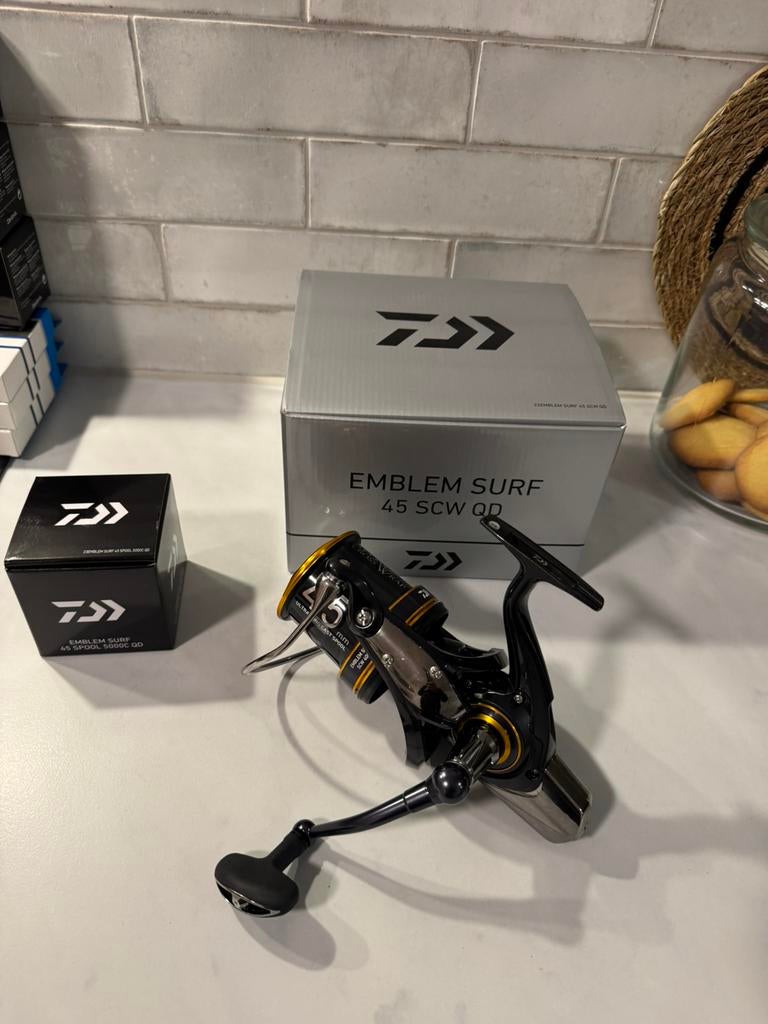 NIEUWE 23 DAIWA EMBLEM SURF 45 SCW QD TOP MOLEN !, Ophalen of Verzenden, Nieuw, Molen